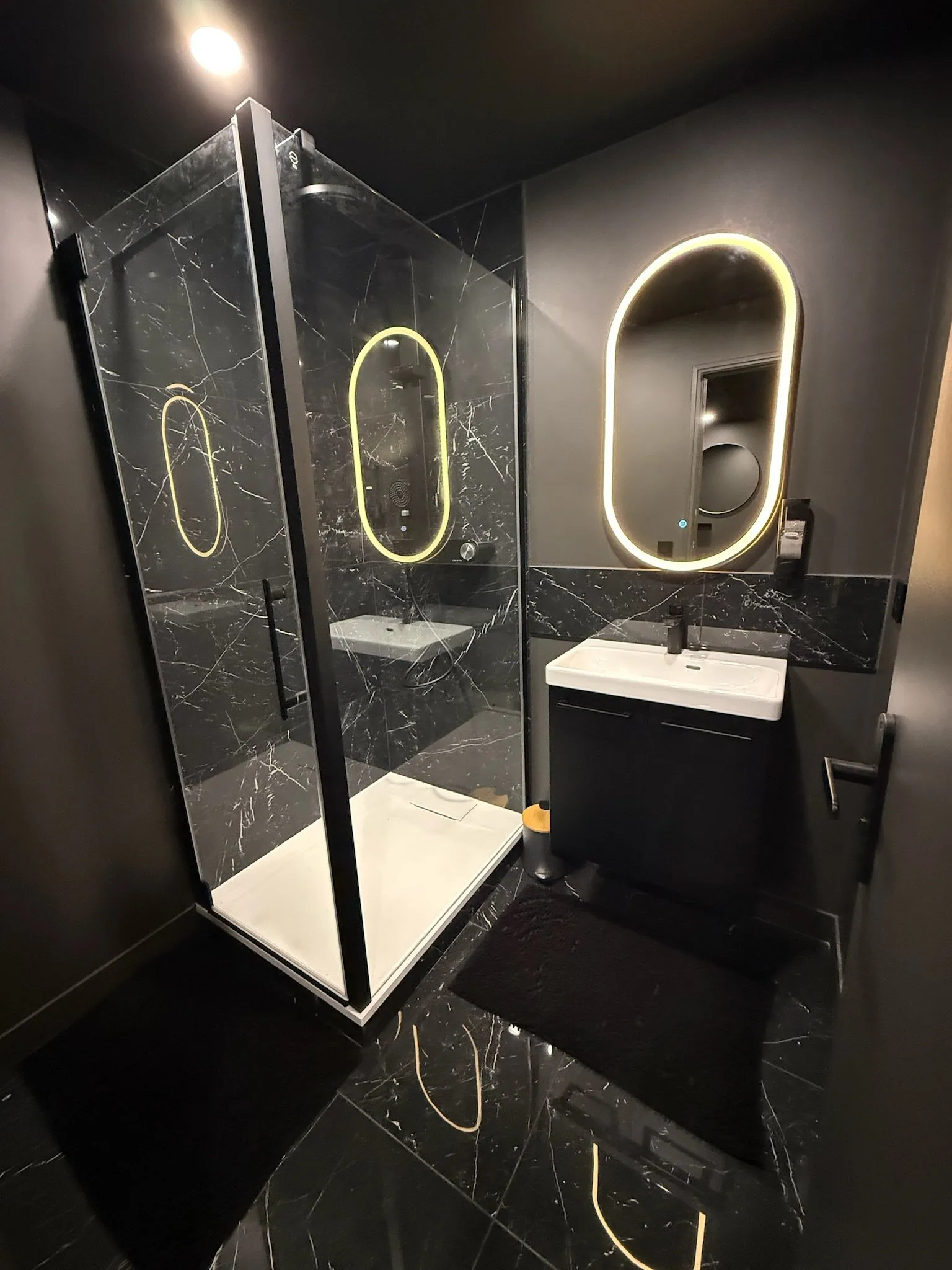 Salle de bain noire et marbre avec double douche