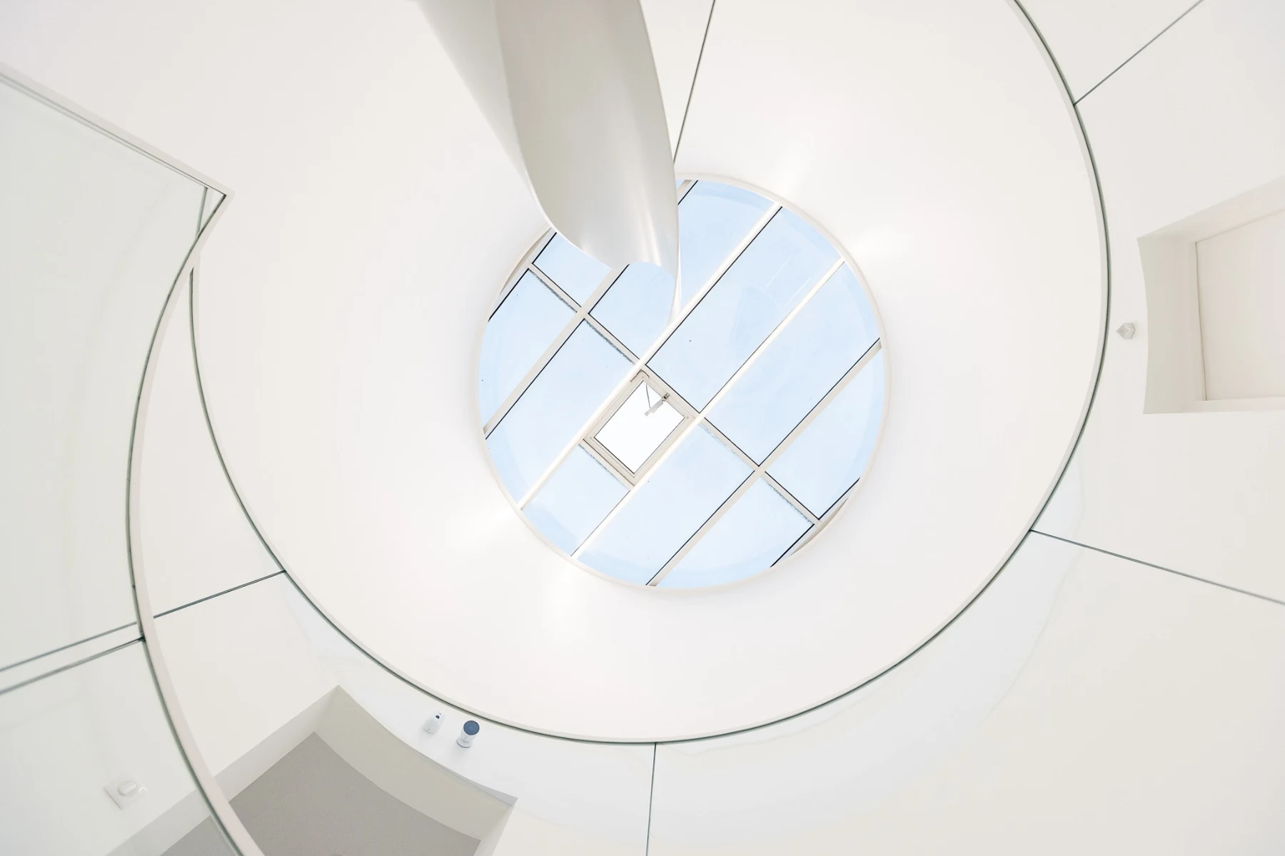 Détail architectural : la courbe d’un escalier et sa verrière