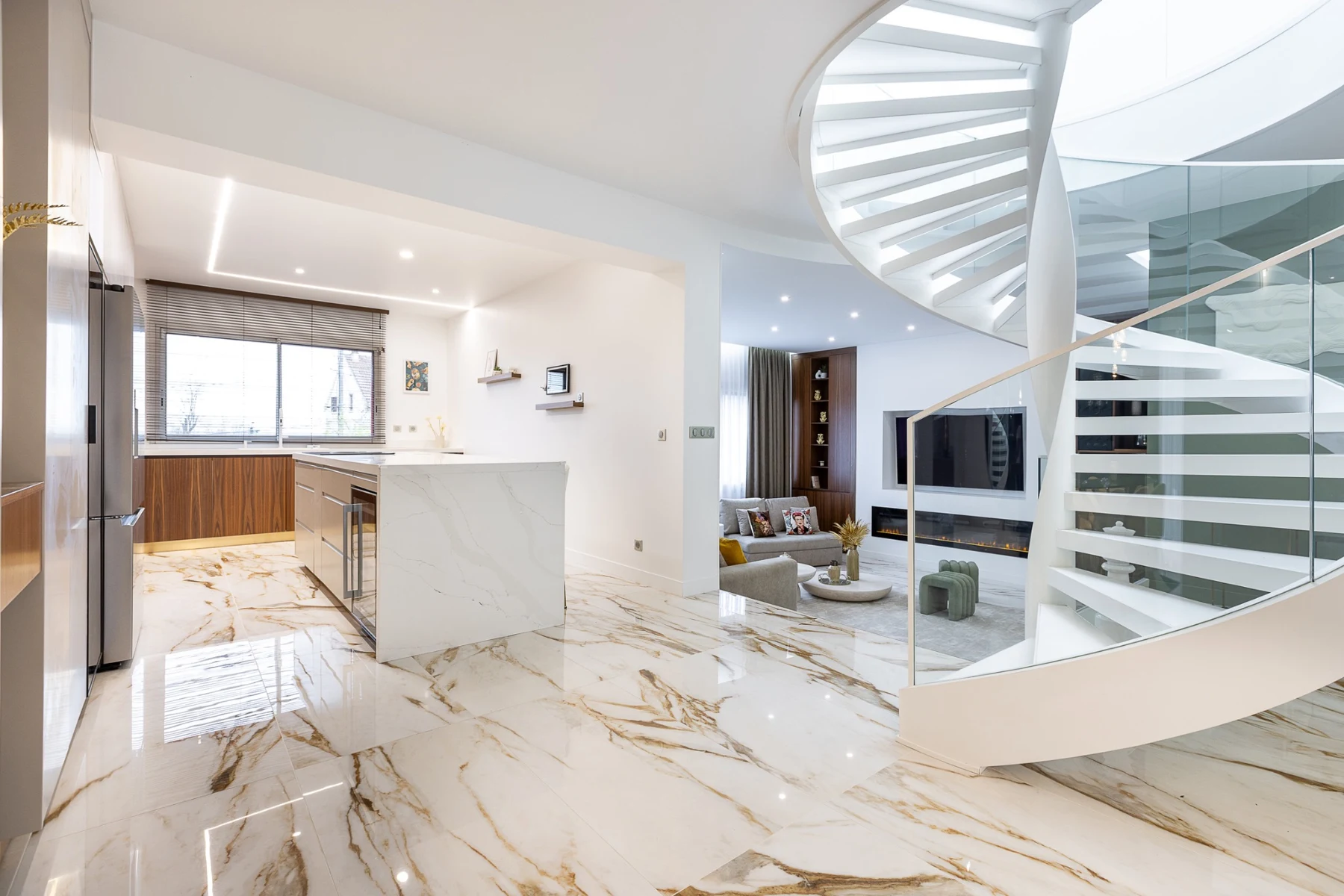Cuisine et escalier, vue d’ensemble