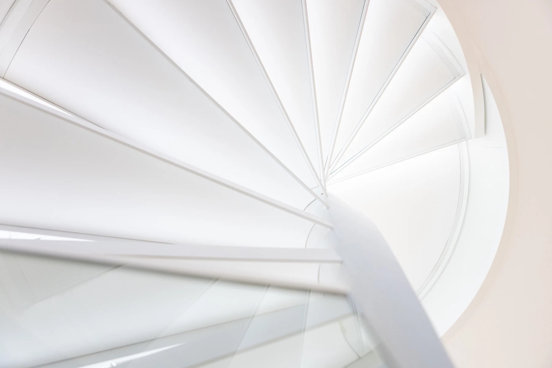 Les lignes d’un escalier blanc